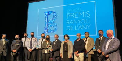 Moment del lliurament del Premi Banyolí de l'Any 2020 a diferents institucions i professionals de Banyoles